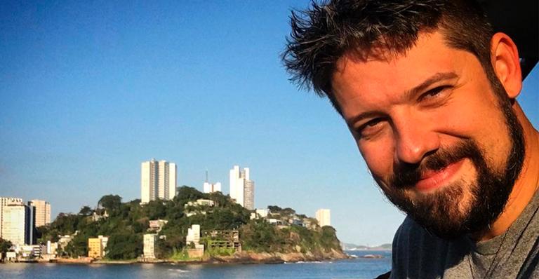 Após 4 meses afastado por conta de cirurgia, Phelipe Siani volta ao trabalho na Globo