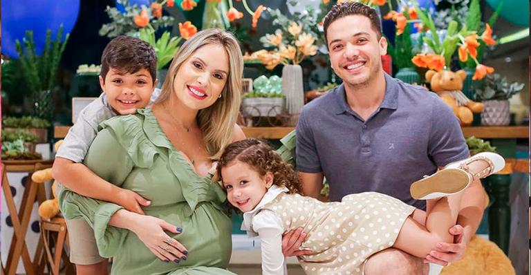 Wesley Safadão se entrega à moda da criançada e cai na farra com Ysis, sua filha