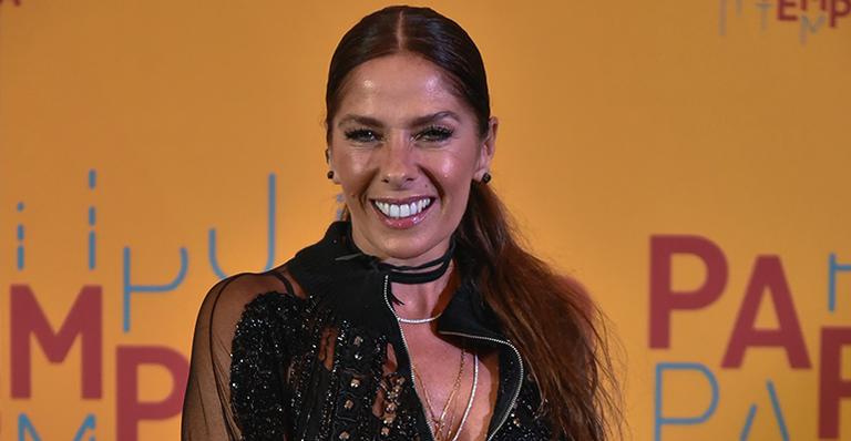 Adriane Galisteu emite alerta sobre câncer de mama e dá dicas para realizar autoexame