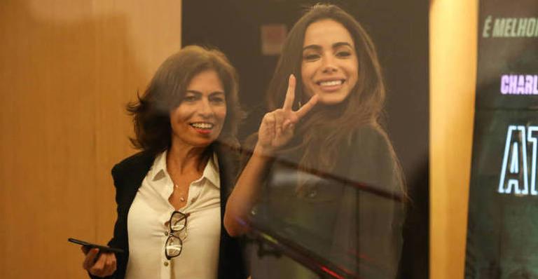 Ao vivo, Anitta ganha declaração belíssima da mãe e se emociona: ”Sempre ao meu lado”