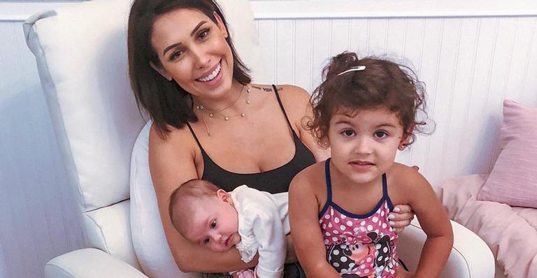 Multitarefa! Bella Falconi tira leite enquanto dá banho na primogênita, Vicky