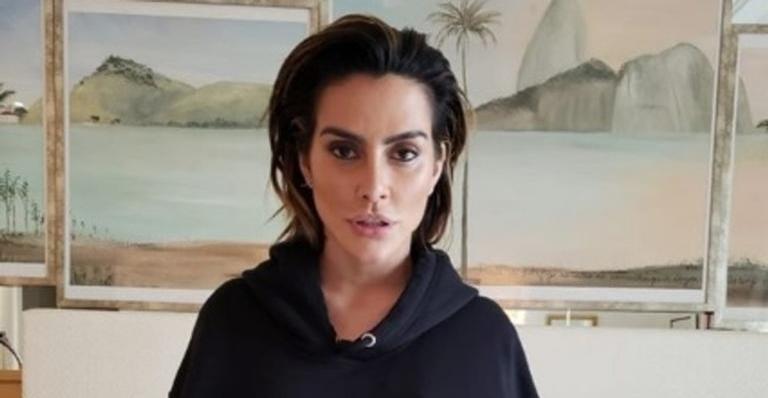 Cleo deixa seios à mostra em clique pra lá de sensual