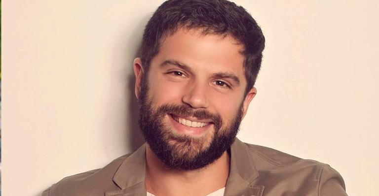 Duda Nagle compartilha foto da adolescência e ironiza porte físico: ”Frangote”