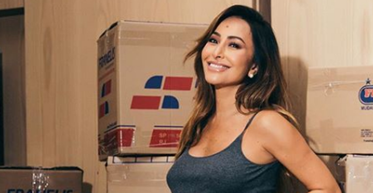 Sabrina Sato chega ao oitavo mês de gestação e comemora exibindo o barrigão de lingerie
