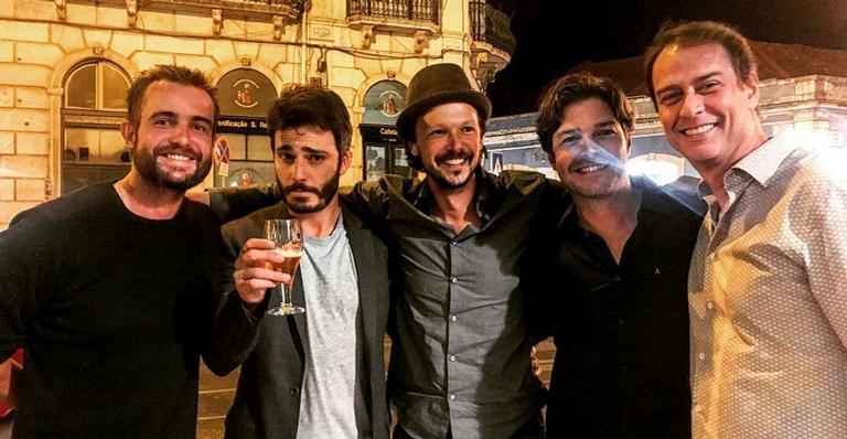 Thiago Rodrigues registra encontro de galãs em Portugal: ”Sem combinar”