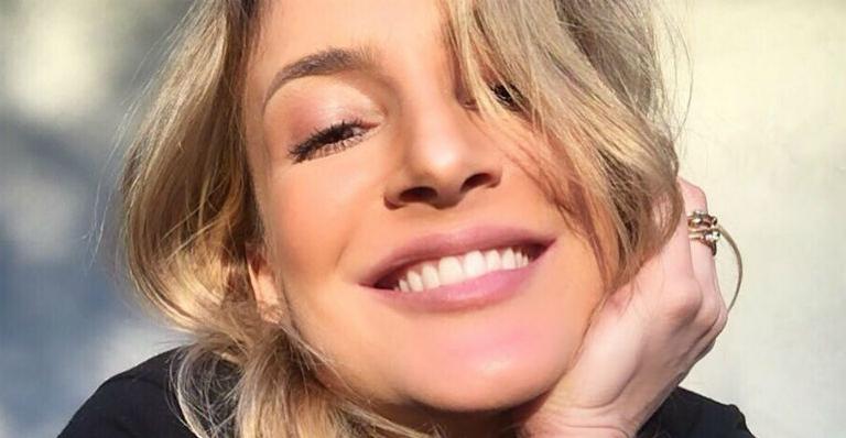 Claudia Leitte usa decote ousado e quase mostra demais em gravação de DVD
