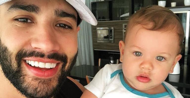 Gusttavo Lima encanta ao exibir vídeo fofo brincando com os cachorros ao lado do filho Samuel