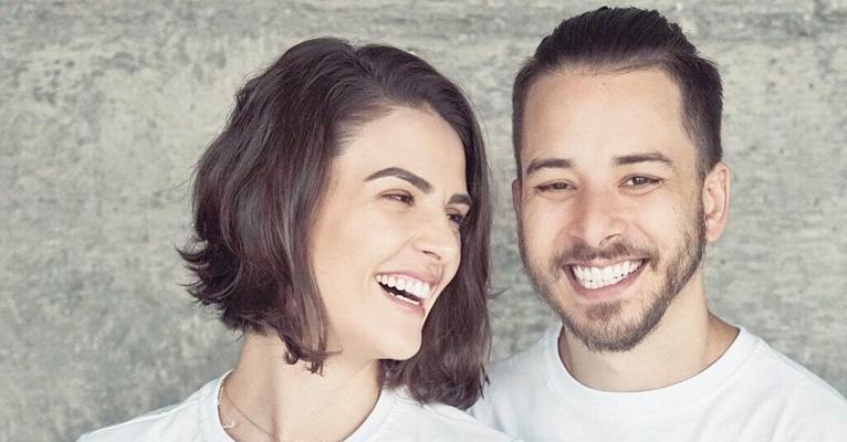 Monica Benini, mulher de Junior Lima, posa na cama ao lado da família e comemora: ”33 primaveras”