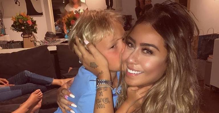 Rafaella aparece com casaco super chamativo em dia de parque com Neymar Jr. e Davi Lucca