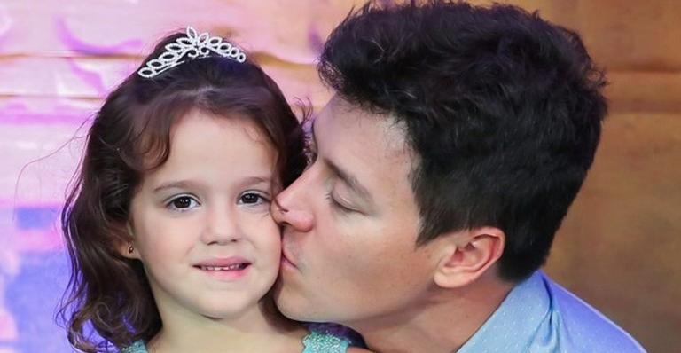 Filha mais nova de Rodrigo Faro faz sua própria versão de ‘Dança Gatinho, Dança’