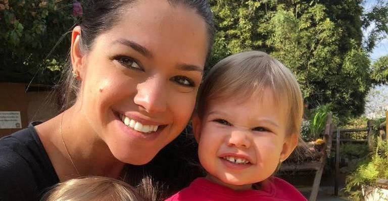 Thais Fersoza flagra Melinda brincando com fogão: ”Ela ama cozinhar para a gente”