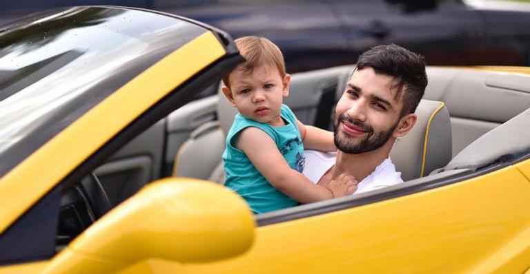 Gusttavo Lima leva o filho para passear em carro de luxo