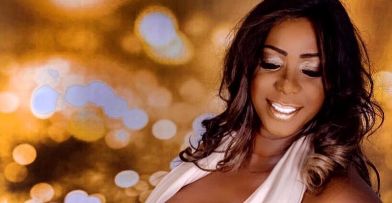 Ex-BBB Adélia exibe barrigão de grávida nas redes: ”Iluminada”
