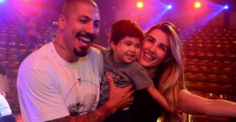 Aline Gotschalg e Fernando Medeiros se divertem com o filho no circo
