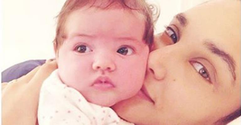 Fofura do dia! Débora Nascimento comemora os 6 meses da filha, Bella