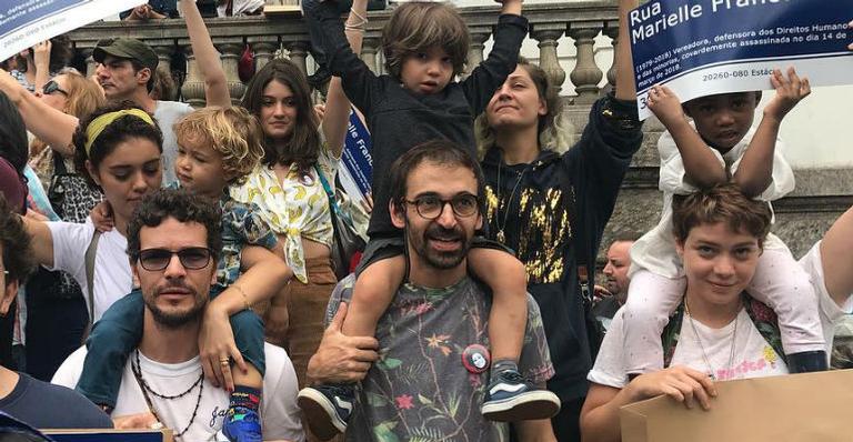 Famosos levam os filhos em ato político no Rio de Janeiro