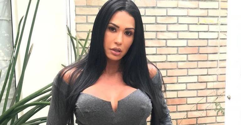 Irmã gata de Gracyanne Barbosa posa só de biquíni e corpão chama atenção