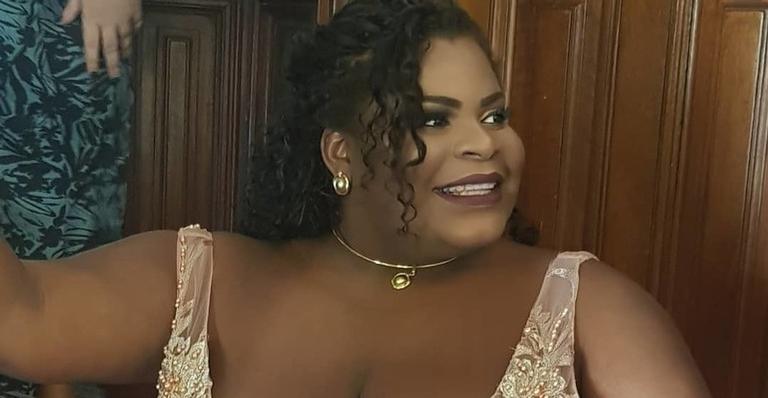 Jojo Todynho surge com vestido de noiva superdecotado e celebra: ”É hoje o grande dia”