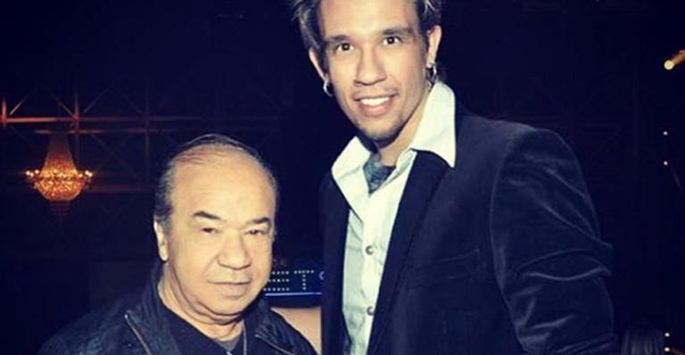 Kiko, do KLB, emociona ao relembrar morte do pai: ”Sigo com você em mim”