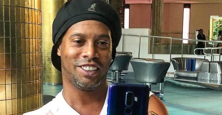 Em momento raríssimo, Ronaldinho Gaúcho aparece jogando bola ao lado do filho
