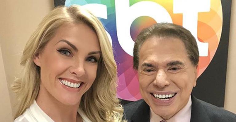 Ana Hickmann posa com Silvio Santos nos bastidores do SBT e elogia: ”Ícone”