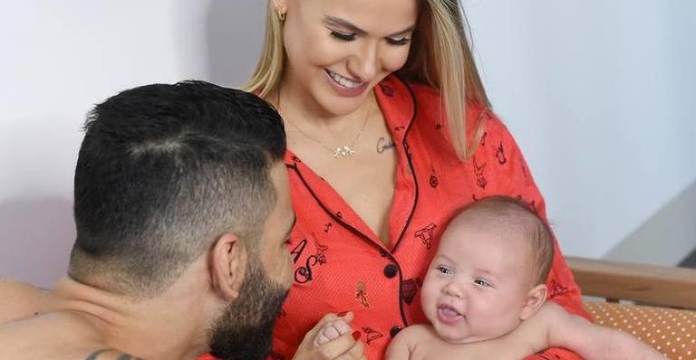 Andressa Suita surge radiante em clique com filhos e detalhe curioso chama atenção de fãs