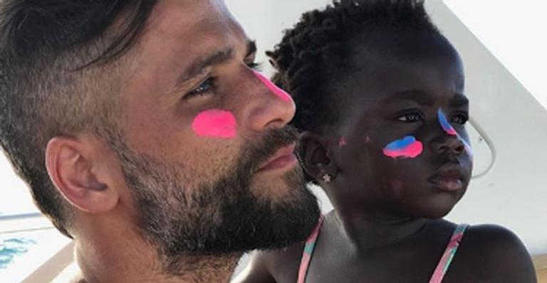 Detalhe em foto de Titi fazendo o dever de casa compartilhado por Bruno Gagliasso rouba a cena