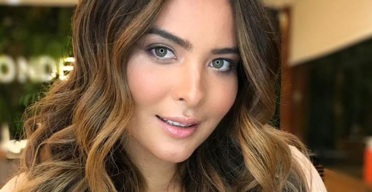 Geisy Arruda aposta em biquíni cavadíssimo e exibe marquinha