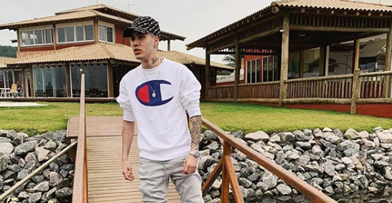 Kevinho mostra expectativa luxuosa ao lado de realidade frustrada e se diverte: ”Só que não”