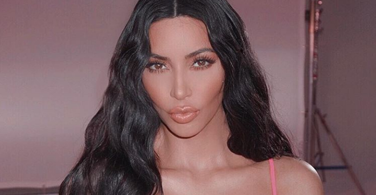 Kim Kardashian doa dezenas de tênis de R$2 mil para crianças na África e elas vão ao delírio