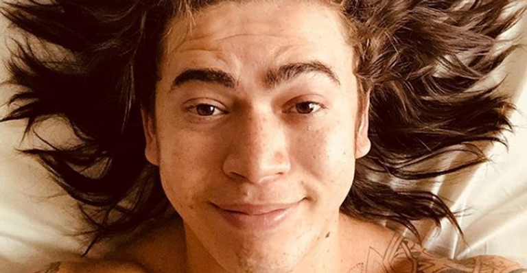 Whindersson Nunes exibe músculos, se compara ao goleiro Cássio e fãs zoam: ”Ele não é tão feio”