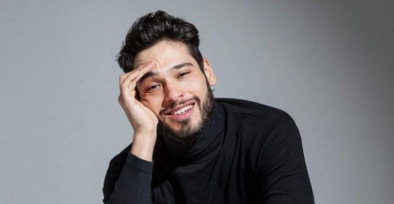 Bruno Fagundes posa só de sunga em viagem à Europa e leva fãs à loucura: ”Pago para gente casar”