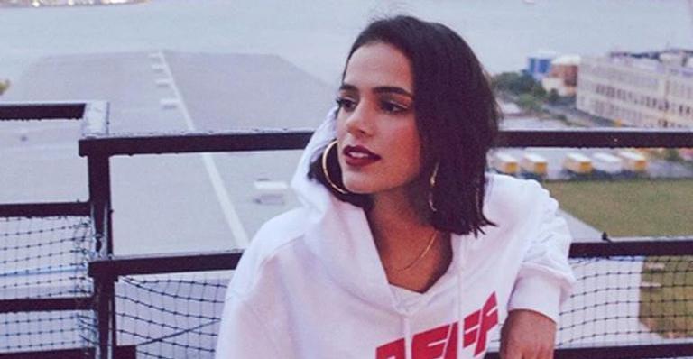 Bruna Marquezine aposta em look praiano no valor de R$ 1.200