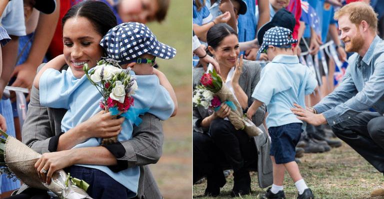 Grávida, Meghan Markle se encanta com criança durante tour real
