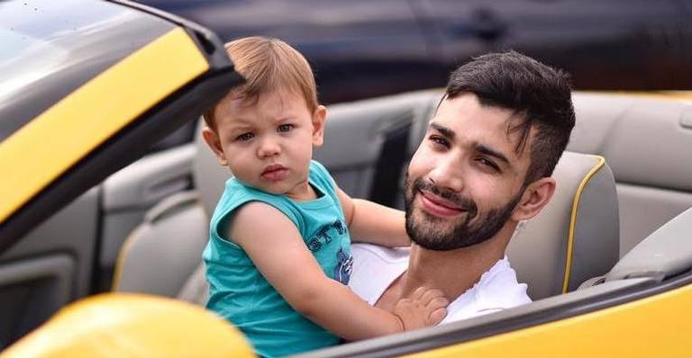 Sem camisa, Gusttavo Lima exibe tatuagem especial que fez em homenagem à Andressa Suita e aos filhos