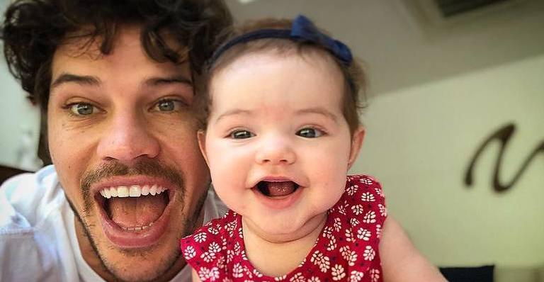 Pai-coruja! José Loreto é flagrado em momento para lá de carinhoso com a filha, Bella