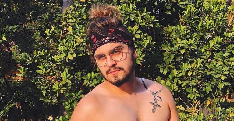 Luan Santana posa agarradinho com a namorada na cama e cantor especula gravidez