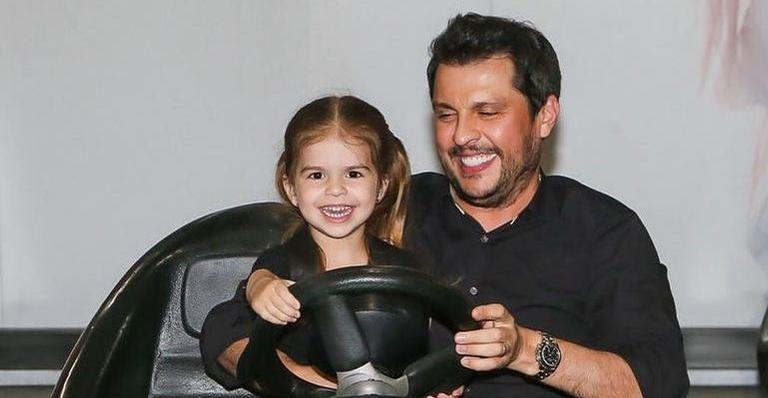 Momento fofura! Ceará acompanha filha na natação e declara: ”Minha pequena sereia”