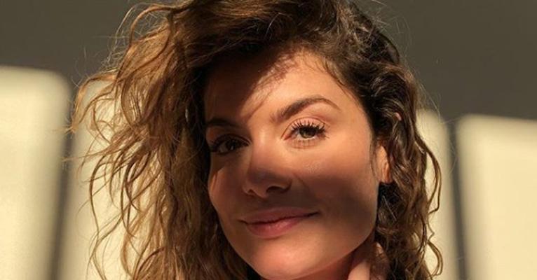 Alinne Moraes surge ousada ao lado do marido em clique raríssimo