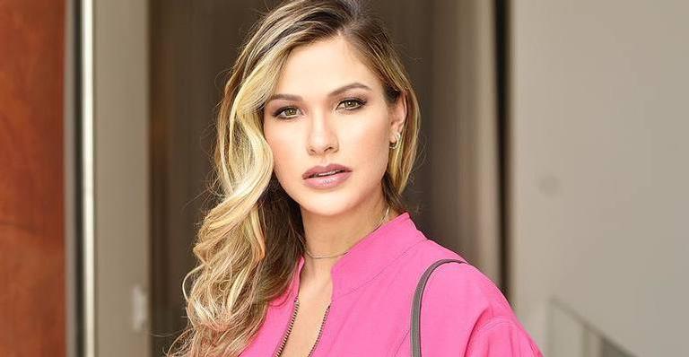 Andressa Suita ostenta bolsa de grife milionária