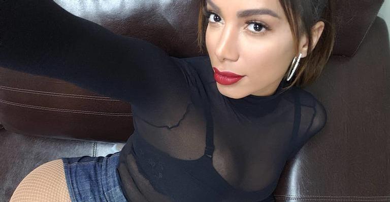 Solteira, Anitta tenta chamar a atenção de novo boy e internet não perdoa: ”Para que está feio”