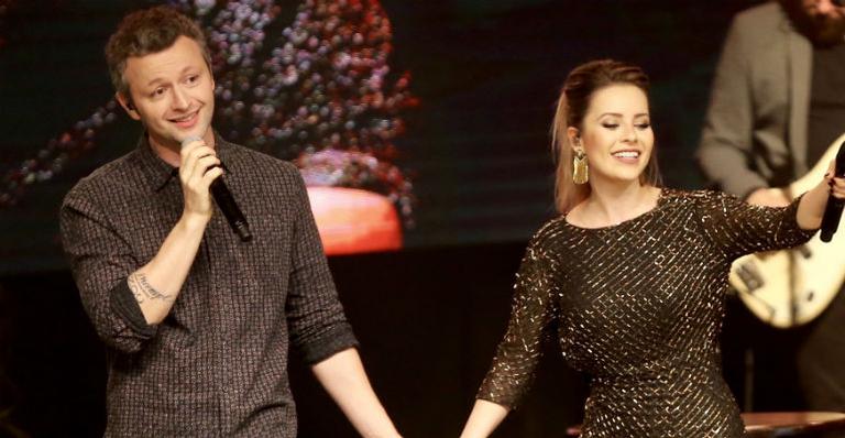 Sandy e Lucas Lima protagonizam momentos de intimidade em show