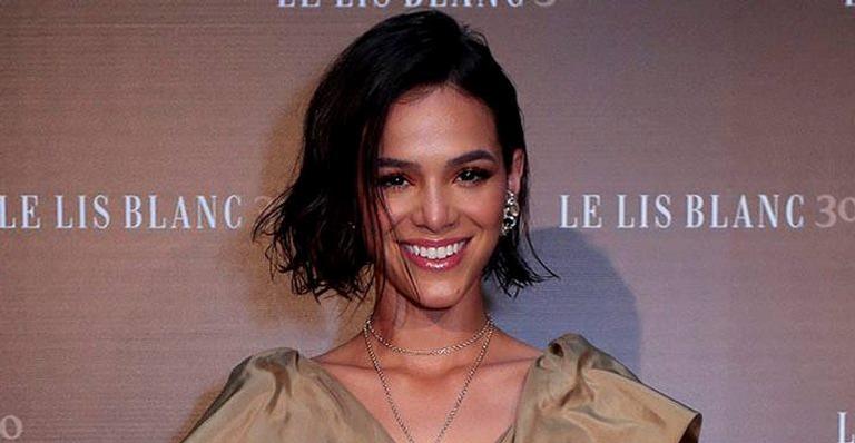 Solteira, Bruna Marquezine coloca os pernões para jogo em microvestido com babados