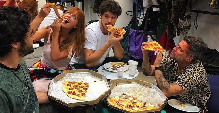 Durante gravações, Marina Ruy Barbosa racha pizza com colegas de ‘O Sétimo Guardião’