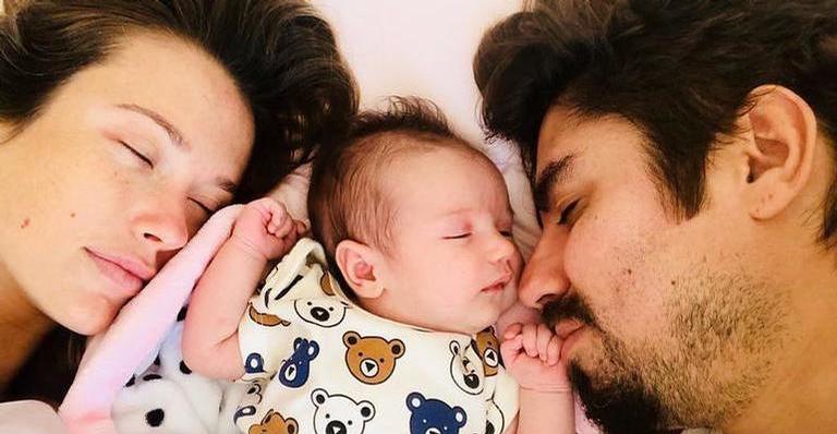 Juliana Didone revela motivo de ensinar sua filha, Liz, a usar a mamadeira: ”Tem sido libertador”