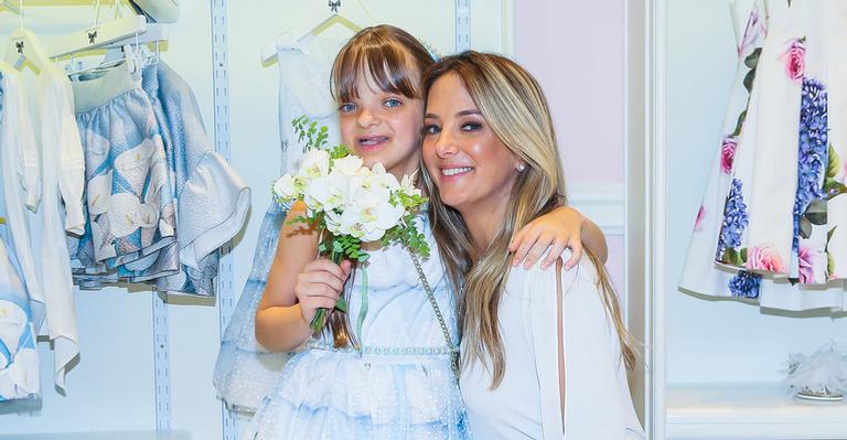 Orgulhosa, Ticiane Pinheiro prestigia primeiro desfile da filha Rafaela Justus