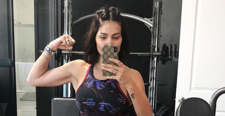 Bella Falconi exibe barriga trincada 2 meses após dar à luz