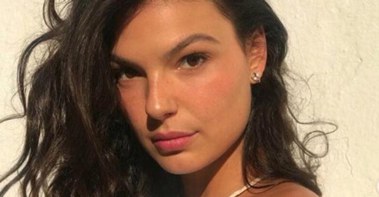 Com barrigão de grávida, Isis Valverde rebola ao som de Anitta
