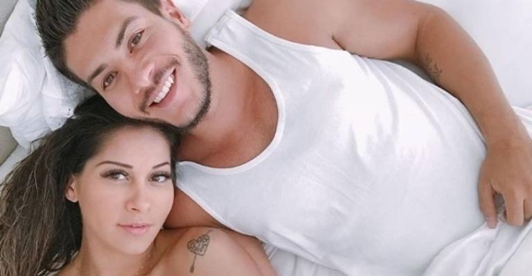 Arthur Aguiar mostra lembracinhas de maternidade de sua filha com Mayra Cardi