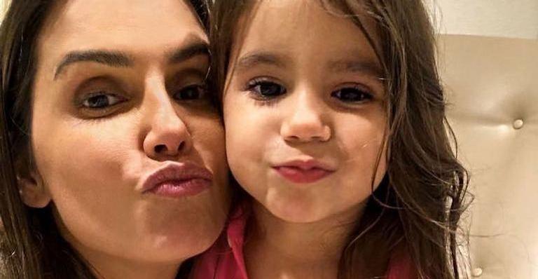 Para explicar a distância, Deborah Secco escreve lindo texto para sua filhinha ler quando crescer